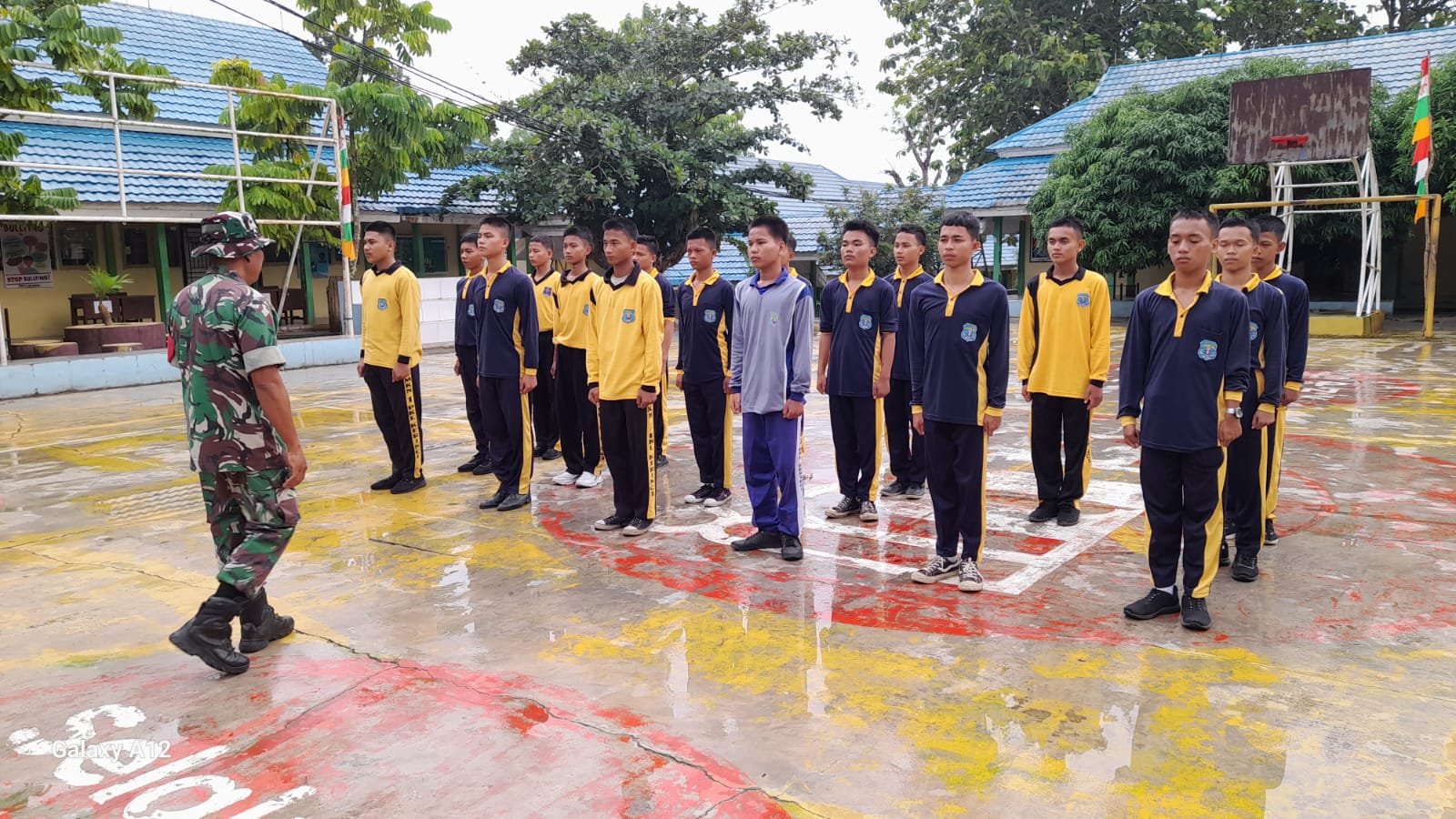 Berikan Latihan PBB, Babinsa Kampung Pancasila Tanamkan Kedisiplinan Kepada Siswa SMK