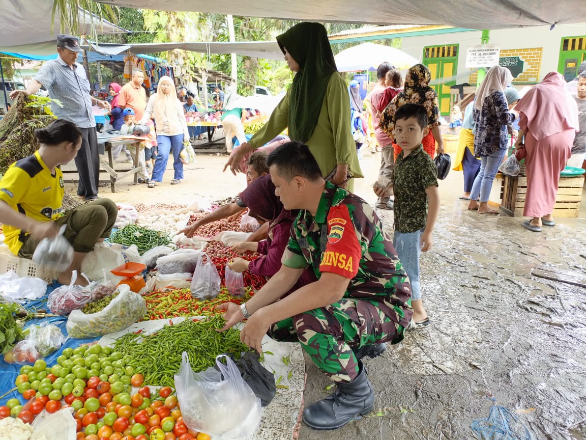 Menjaga Stabilitas Pasar, Babinsa Koramil 03/ Bunut Monitoring Harga Sembako di Pasar Tradisional 