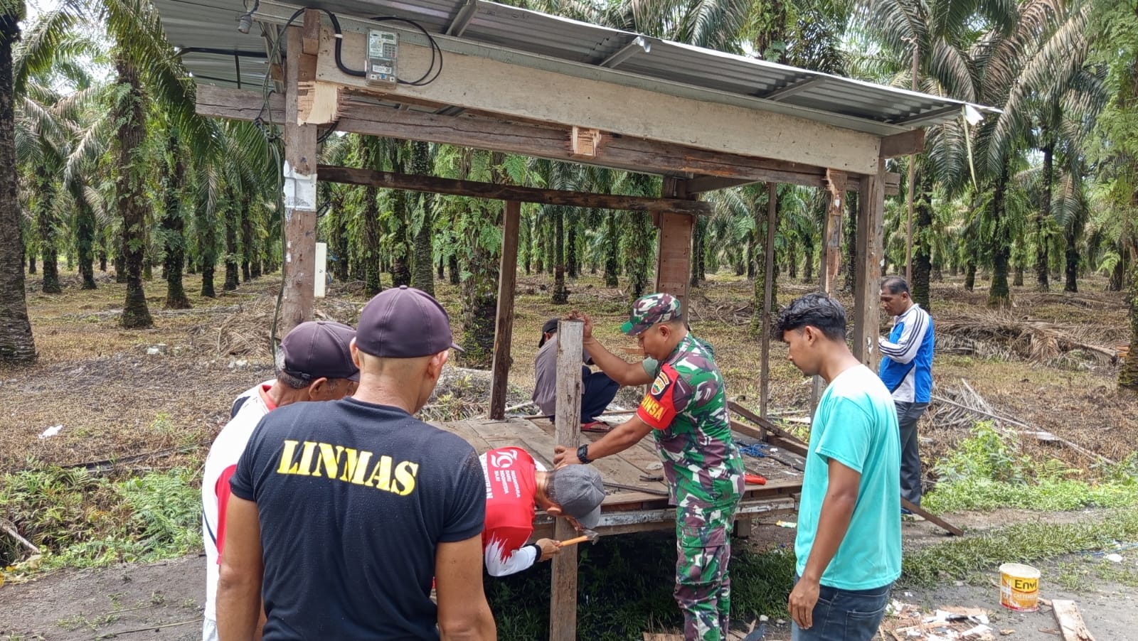 Gotong Royong, Babinsa 14/Kepenuhan Bantu Masyarakat Membuat Rumah