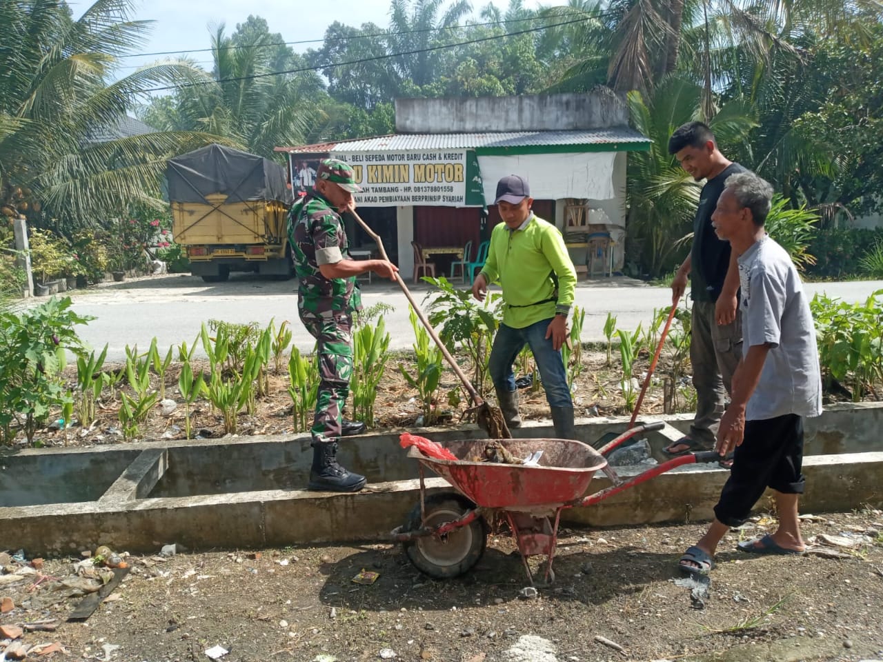 Babinsa Koramil 07/ Kampar dan Warga Laksanakan Giat Gotong Royong