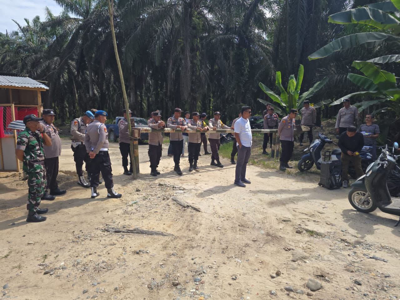 Jaga Situasi Wilayah Tetap Kodusif, Babinsa Koramil 16/Tapung Bersama Polisi Pantau Aksi Unjuk Rasa 