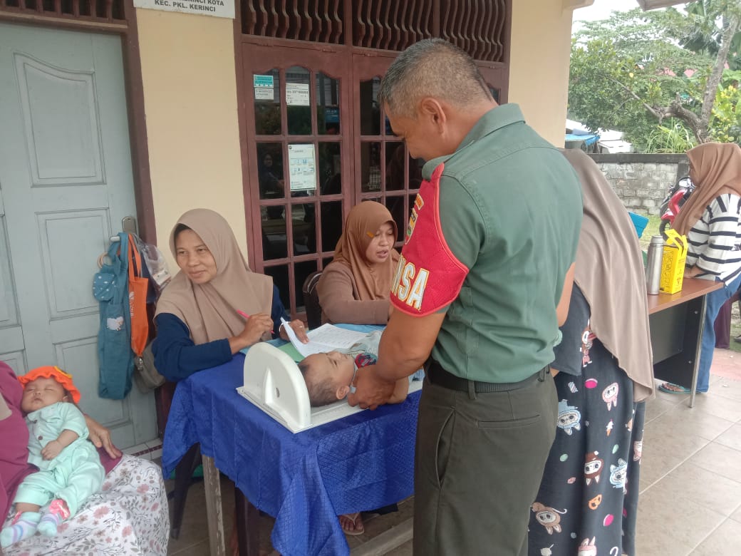 Wujudkan Balita Sehat, Babinsa Dampingi Pelaksanaan Posyandu Di Wilayah Binaan