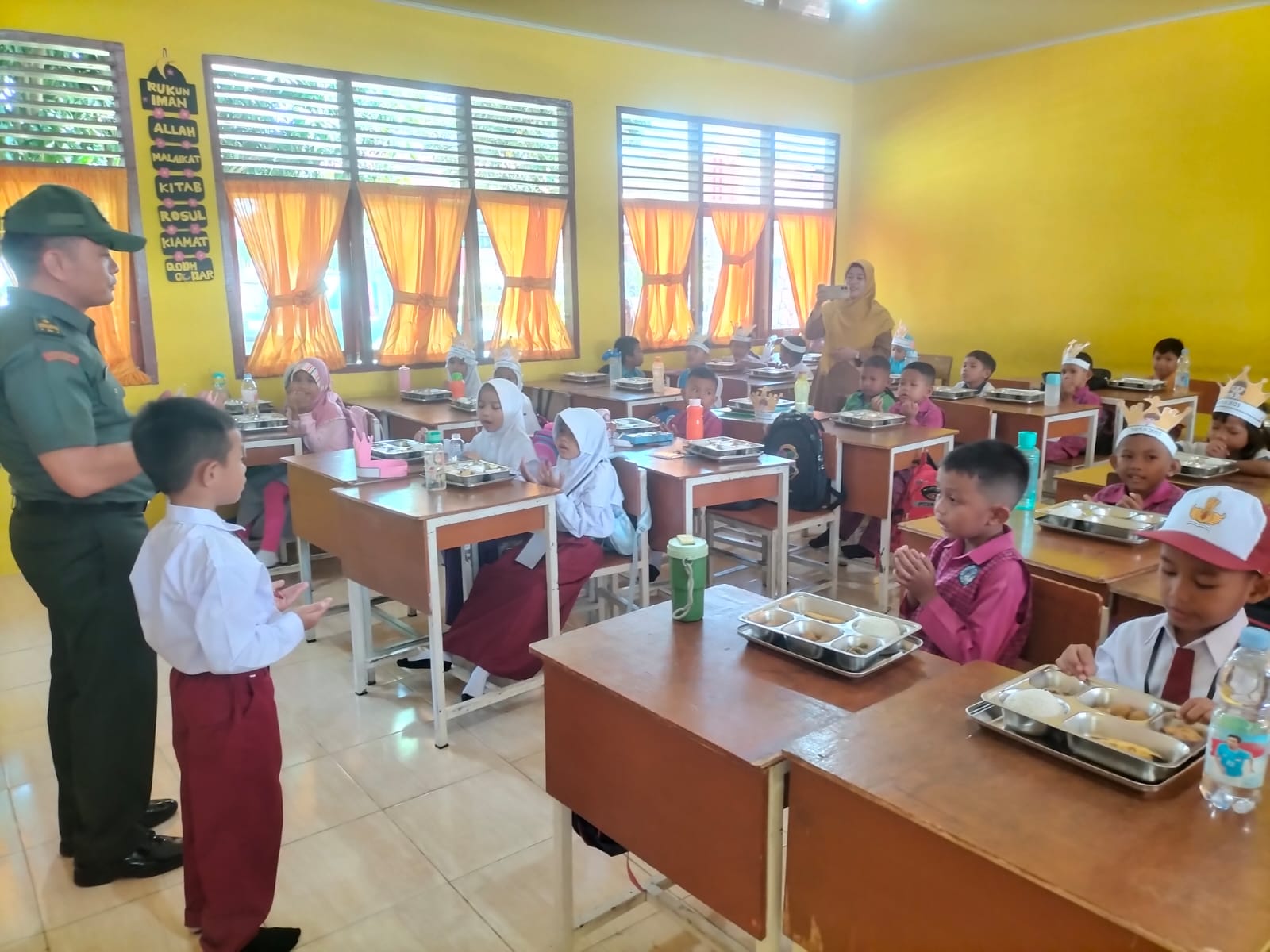 Cerdaskan Kehidupan Bangsa, Babinsa Koramil 06 Siak Hulu Berikan Makan Bergizi Gratis