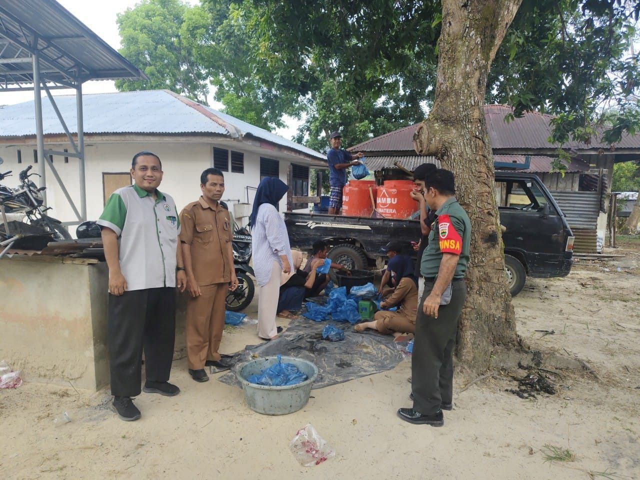 Dukung Peningkatan Ketahanan Pangan, Babinsa Koramil 16/ Tapung Dampingi Panen Ikan Patin