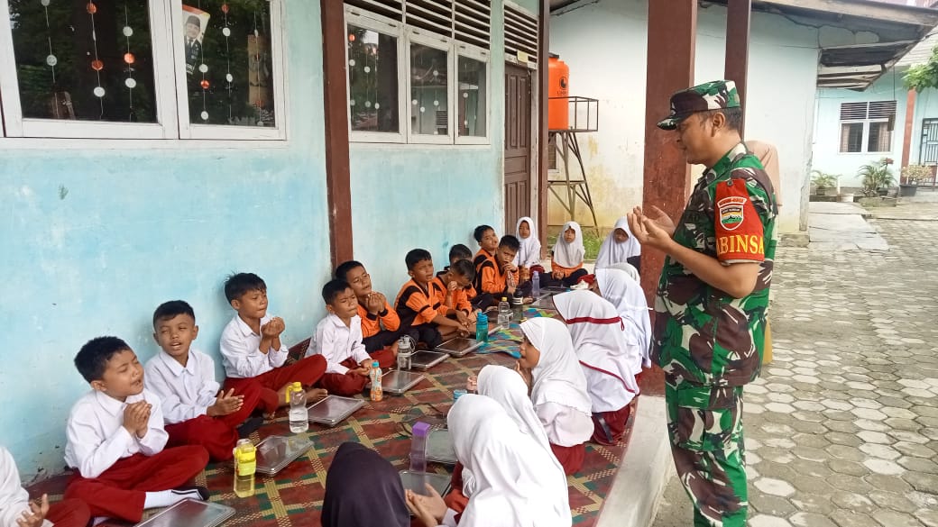 Sukseskan Program Pemerintah, Babinsa Koramil 07/Kampar Dampingi Pendistribusian MBG di Sekolah 