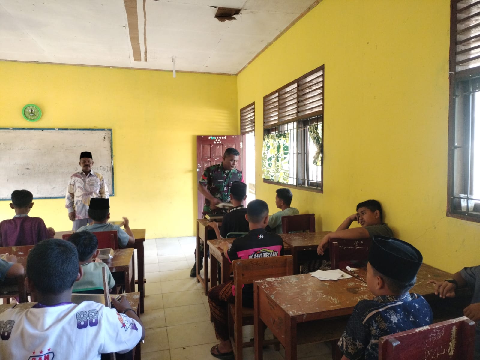 Babinsa Koptu Sisin Dampingi Kegiatan Makan Sehat Bergizi oleh SPPG di XIII Koto Kampar