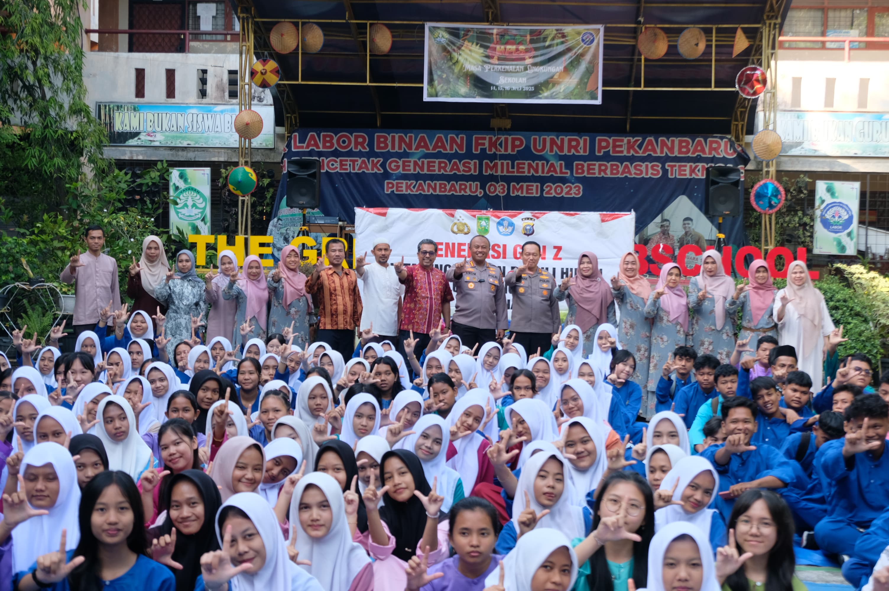 Tanamkan Kepedulian Lingkungan, Polda Riau Gencarkan Green Policing di SMK Labor Pekanbaru