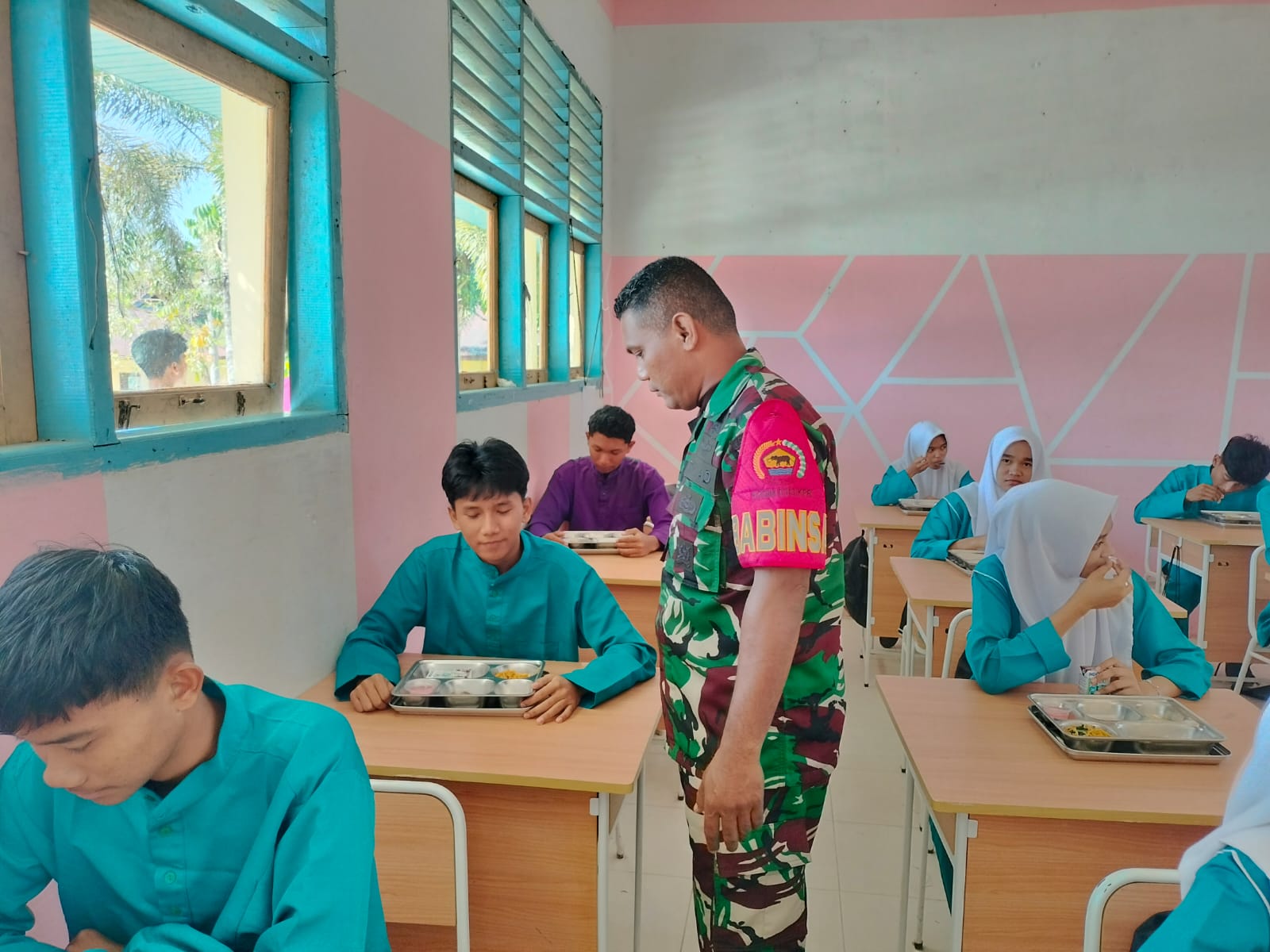 Babinsa Koramil 12/XIII Koto Kampar Dampingi Kegiatan Makan Sehat Bergizi 