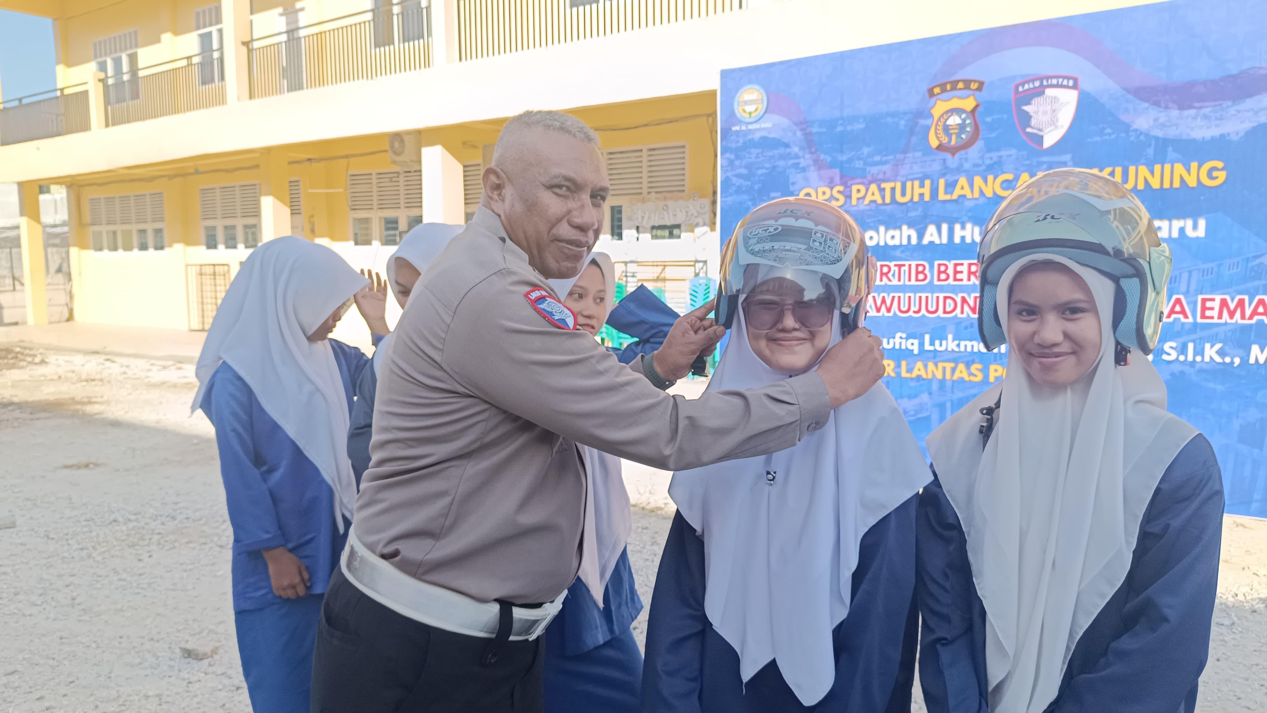 Kampanye Ramah Lingkungan dan Lalu Lintas, Polantas Riau Gaet Generasi Muda di Sekolah