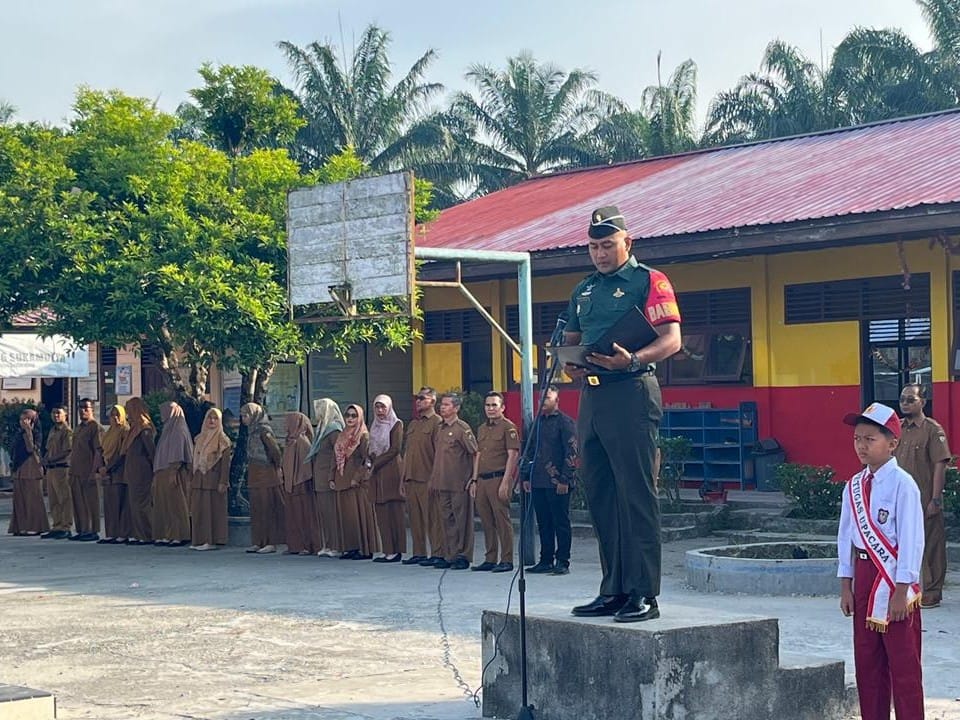 Serma Dwi Krensa Babinsa Koramil 01/Bkn Menjadi Pembina Upacara Di Sekolah