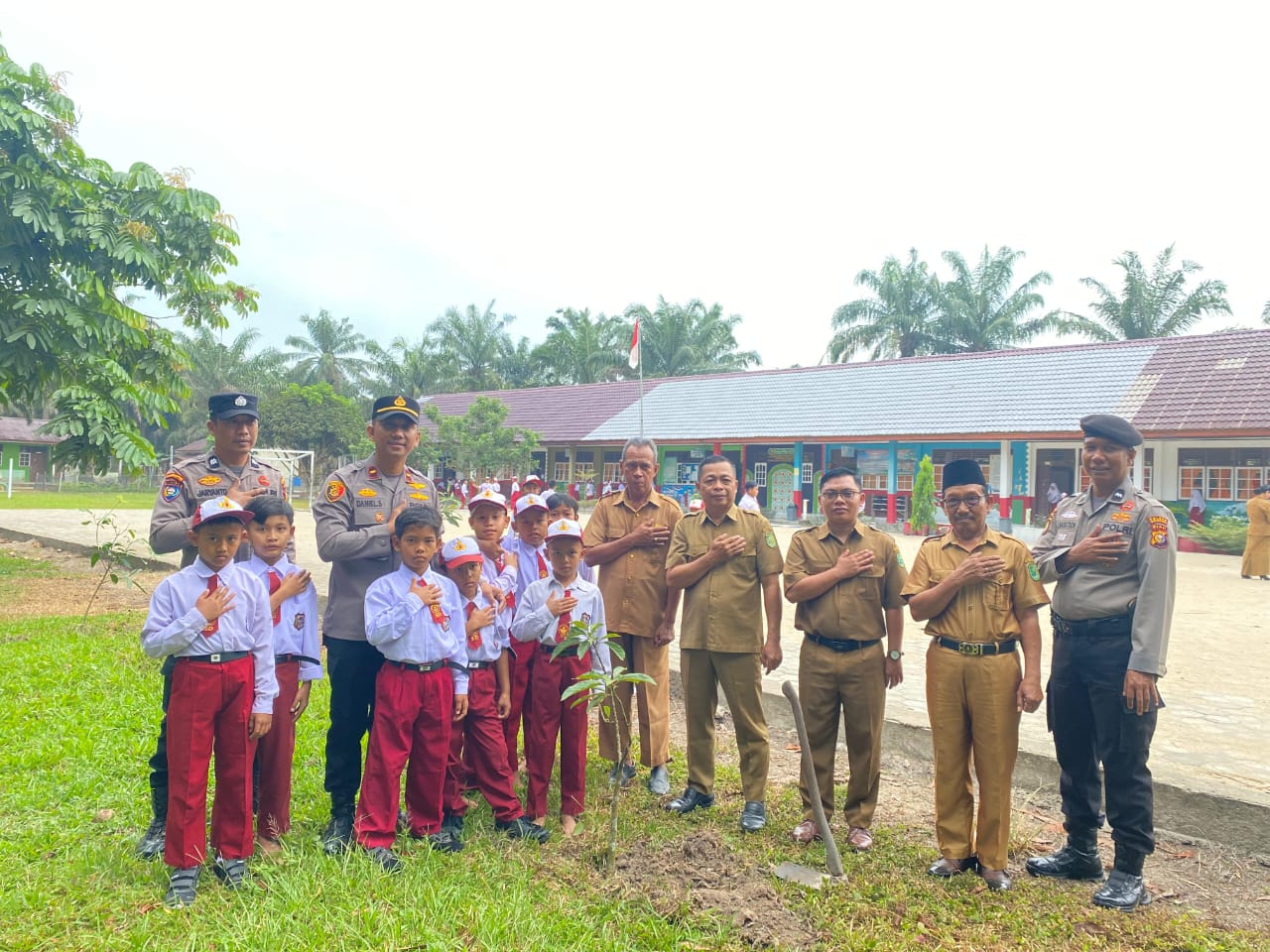 Kapolsek LBJ Jadi Irup Upacara di SDN, Ajak Siswa Cintai Lingkungan Lewat Green Policing to School
