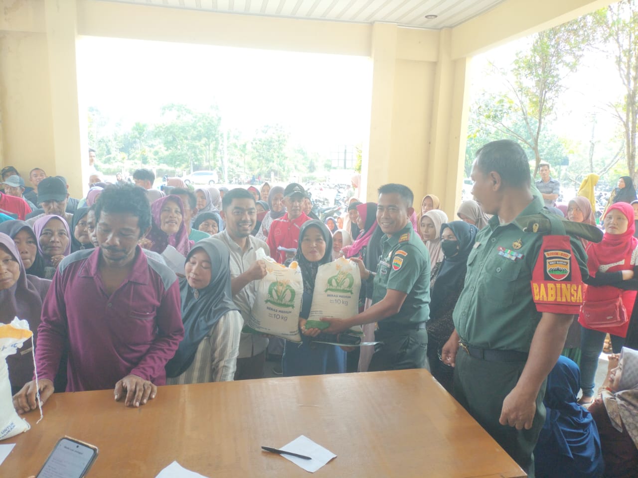 Wandan Ramil 01/Bkn Dampingi Wail Bupati Kampar Memantau Penyaluran Beras Untuk Masyarakat