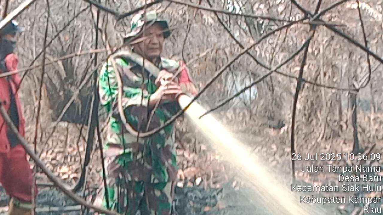 Bersama Manggala Agni, Babinsa Koramil 06 Siak Hulu bLakukan Pendinginan Lahan yang Terbakar