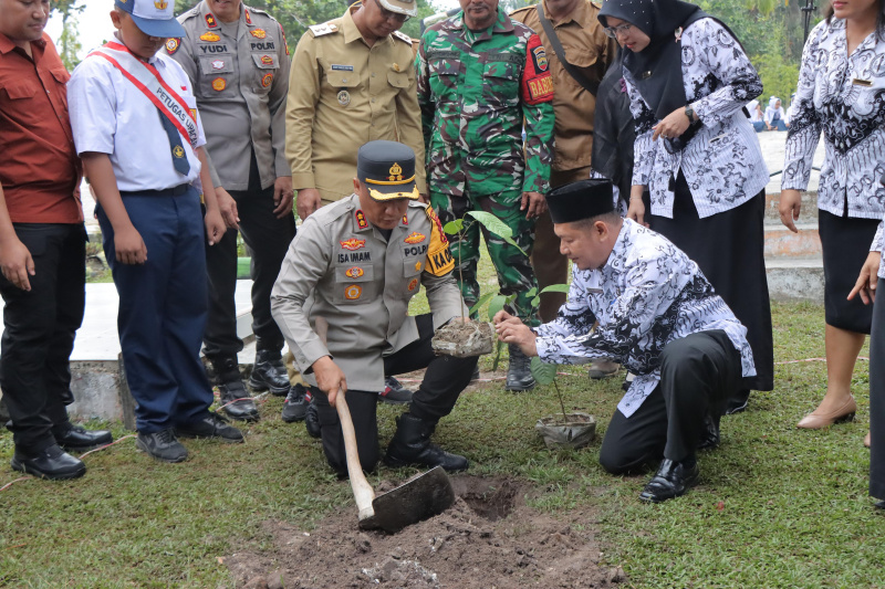 Green Policing, Kapolres Rohil dan Wakil Bupati Tanam Pohon di SMPN 6 Tanah Putih