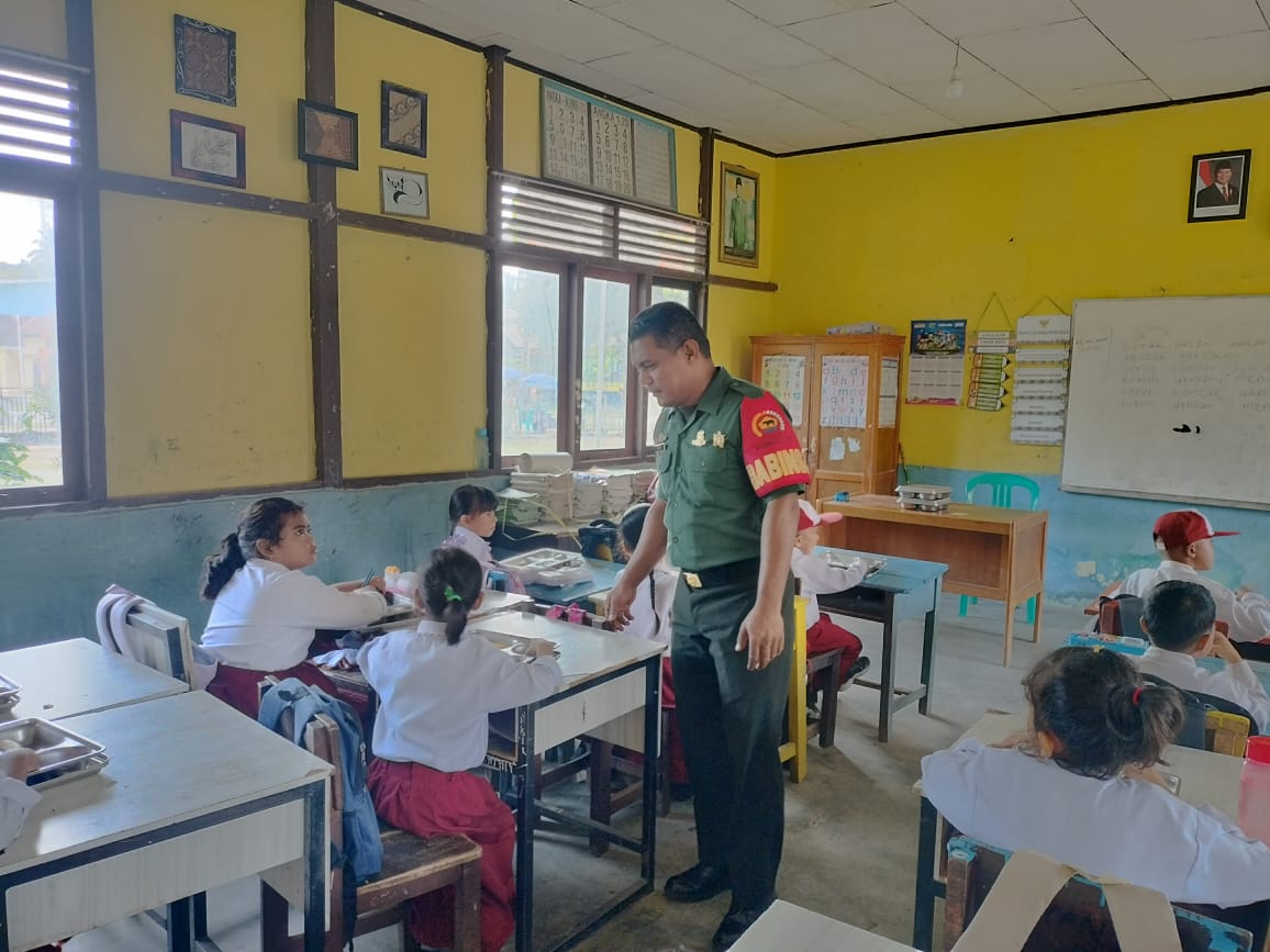Babinsa Koramil 12/XIII Koto Kampar Dampingi Penyaluran Makan Gizi Gratis di Sekolah