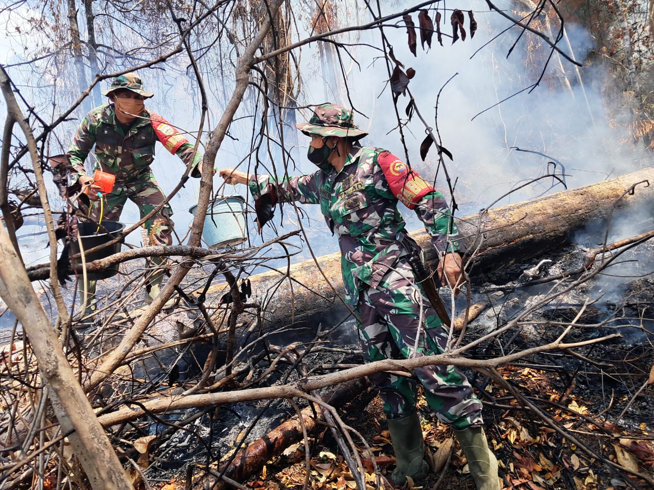 Pemadaman Karhutla di Rokan Hulu, Personel TNI Hadapi Medan Terjal dan Sumber Air Terbatas