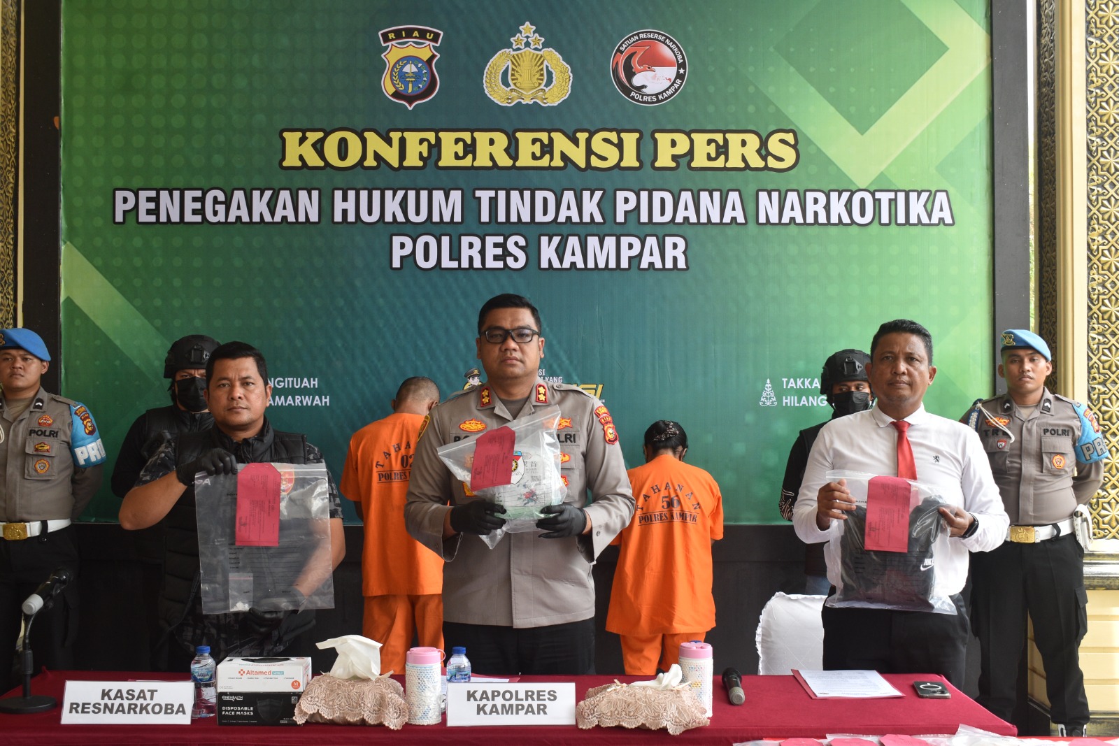 Coba Kabur saat di Sergap, Polisi Tembak Ban Mobil dan Tangkap Kedua Pengedar Narkoba di Kampar