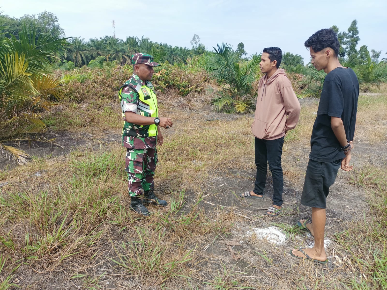 Babinsa Sosialisasi Larangan Membakar Hutan Dan Lahan Di Wilayah Binaan