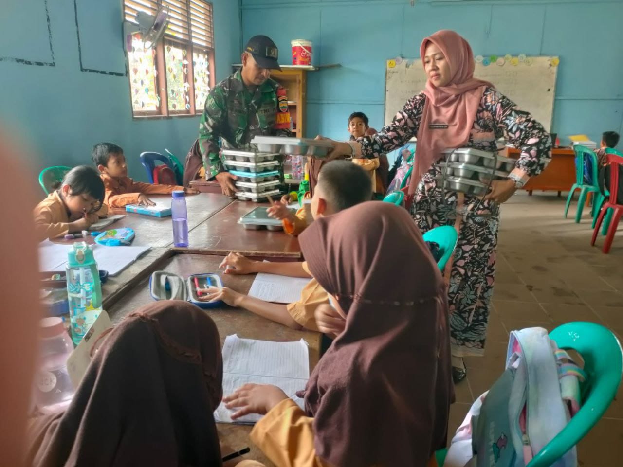 Dukung Program MBG, Babinsa Koramil 16/Tapung Dampingi Pendistribusiannya