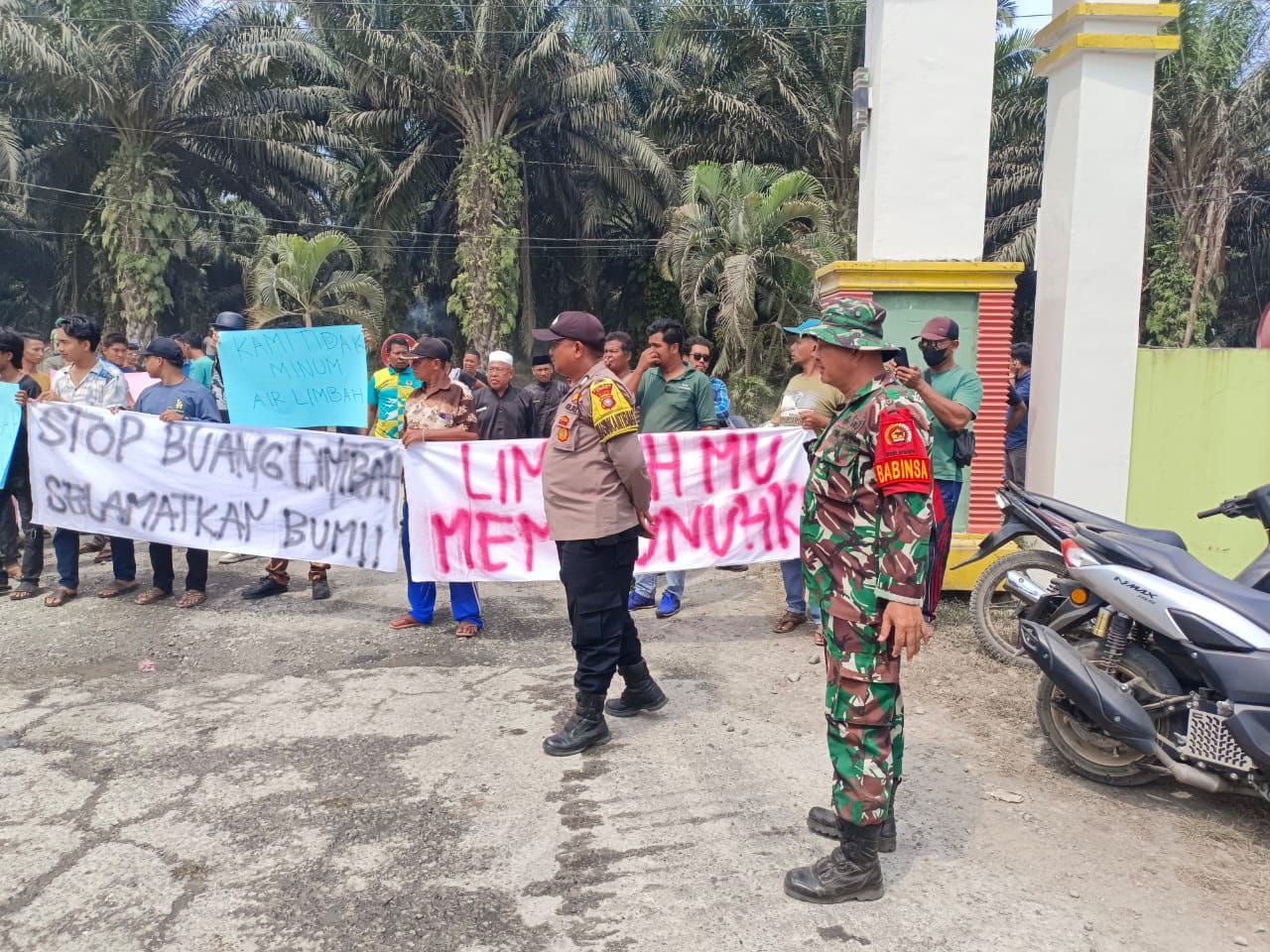 Warganya Berdemo Aksi Damai, Babinsa Koramil 16/Tapung Pantau dan Ikut Mediasi Mencari Solusi