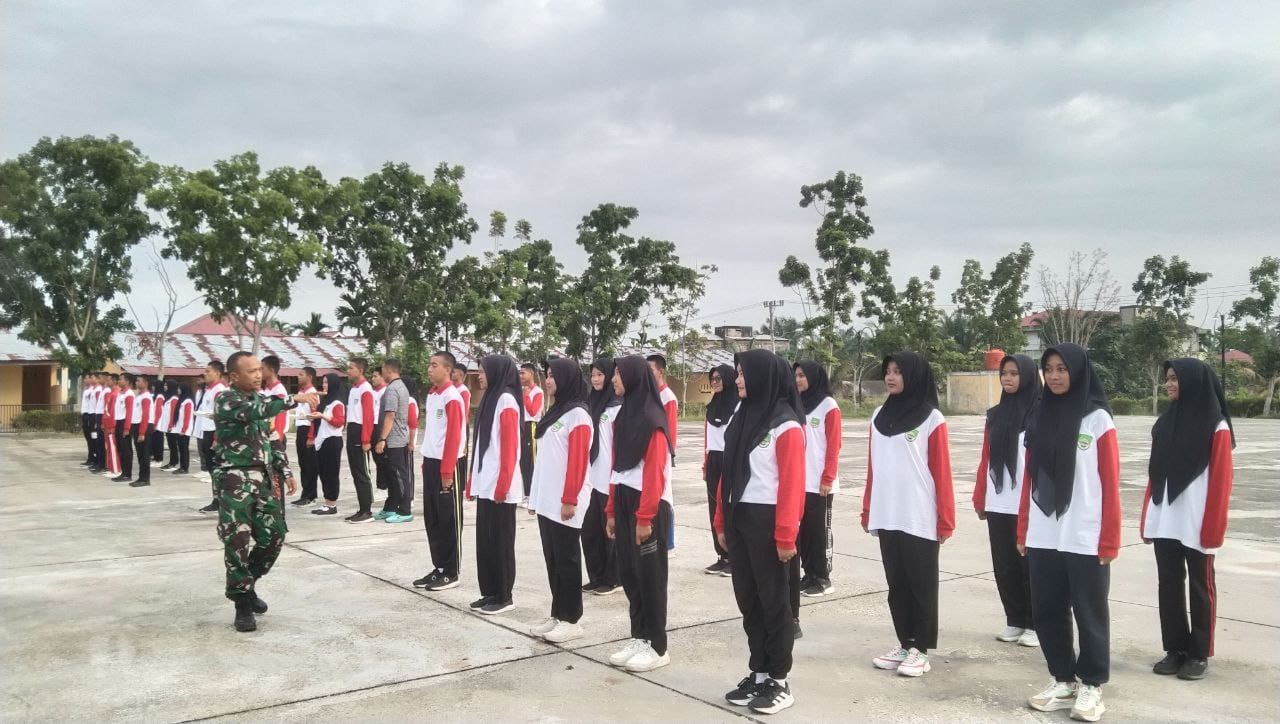 Babinsa Koramil 08/ TDN Kodim 0313/Kpr Latih Paskibra Tingkat Kecamatan Ujung Batu