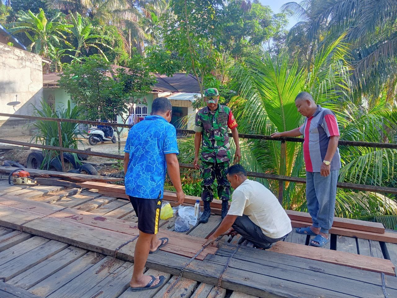 Babinsa Koramil 13/ Rokan IV Koto Gotong Royong Perbaiki Jembatan Bersama Warga Desa