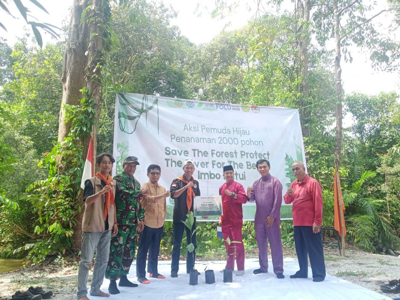 Wujudkan Kelestarian Lingkungan, Babinsa Koramil 16/ Tapung Bersama Pemuda Tanam 2000 Pohon