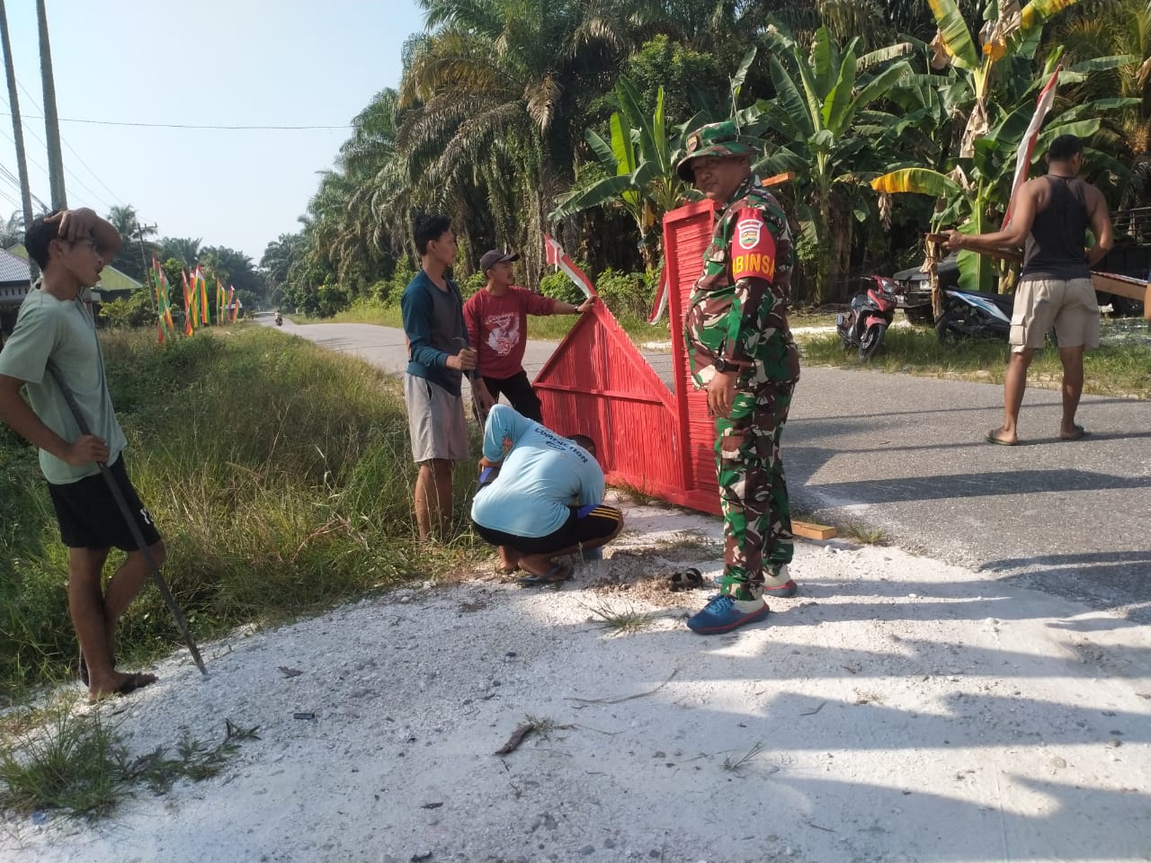 Babinsa Koramil 01/Bkn Ajak Warga Meriahkan dan Sambut HUT RI Ke 80