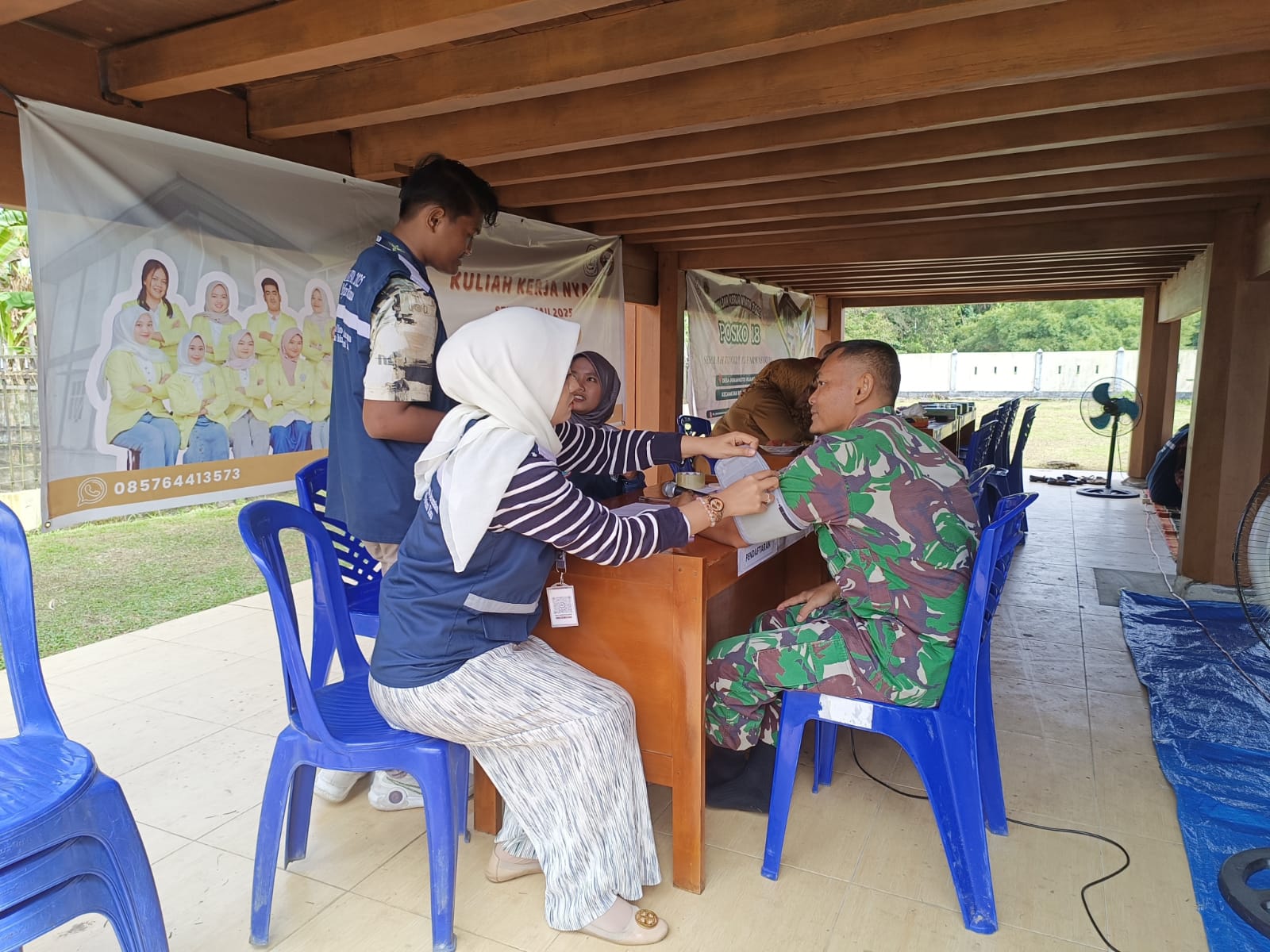 Babinsa Monitoring Kegiatan Pengobatan Gratis Mahasiswa KKN STIFAR di Desa Rokan Koto Ruang