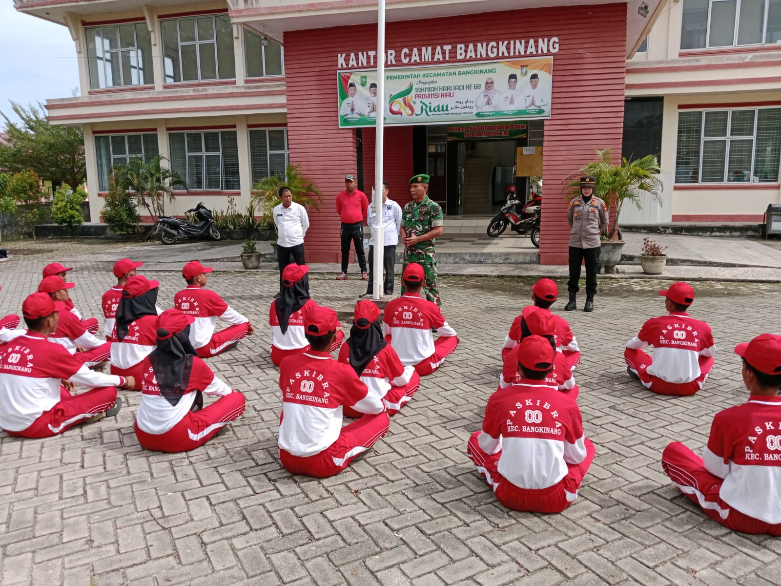 Kapten Arm Hadi Prayitno PJs, Danramil 01/Bkn Cek Kesiapan Dan Berikan Motivasi Anggota Paskibraka 