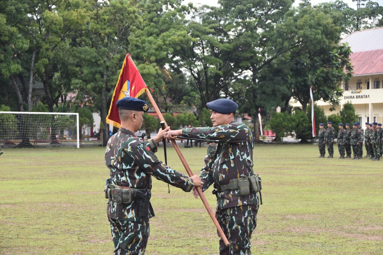 Dansat Brimob Polda Riau pimpin upacara serah terima Tunggul Batalyon A dan Batalyon B Pelopor