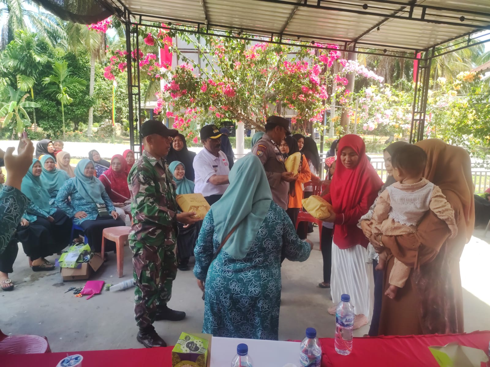 Babinsa di Tambusai Dampingi Posyandu dan Pembagian Hadiah Pada Lomba Balita Sehat