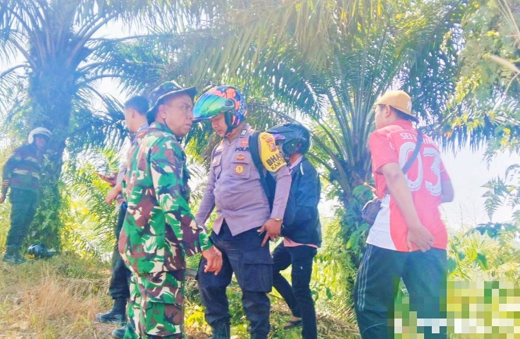 Antisipasi Karhutla, Babinsa Koramil 02 Rambah Bersama Polri Melaksanakan Sosialisasi 