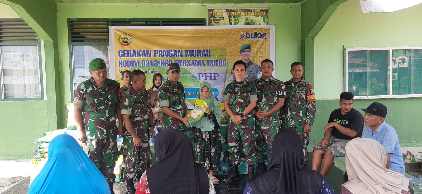 Koramil 12/XIII Koto Kampar Gelar Pasar Murah Beras untuk Masyarakat