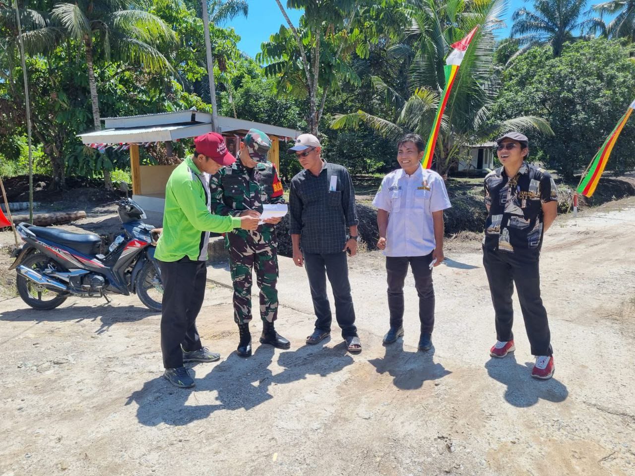 Dalam Rangka HUT RI Ke-80, Babinsa Koramil 16/Tapung Menjadi Juri Lomba Kebersihan Antar RW