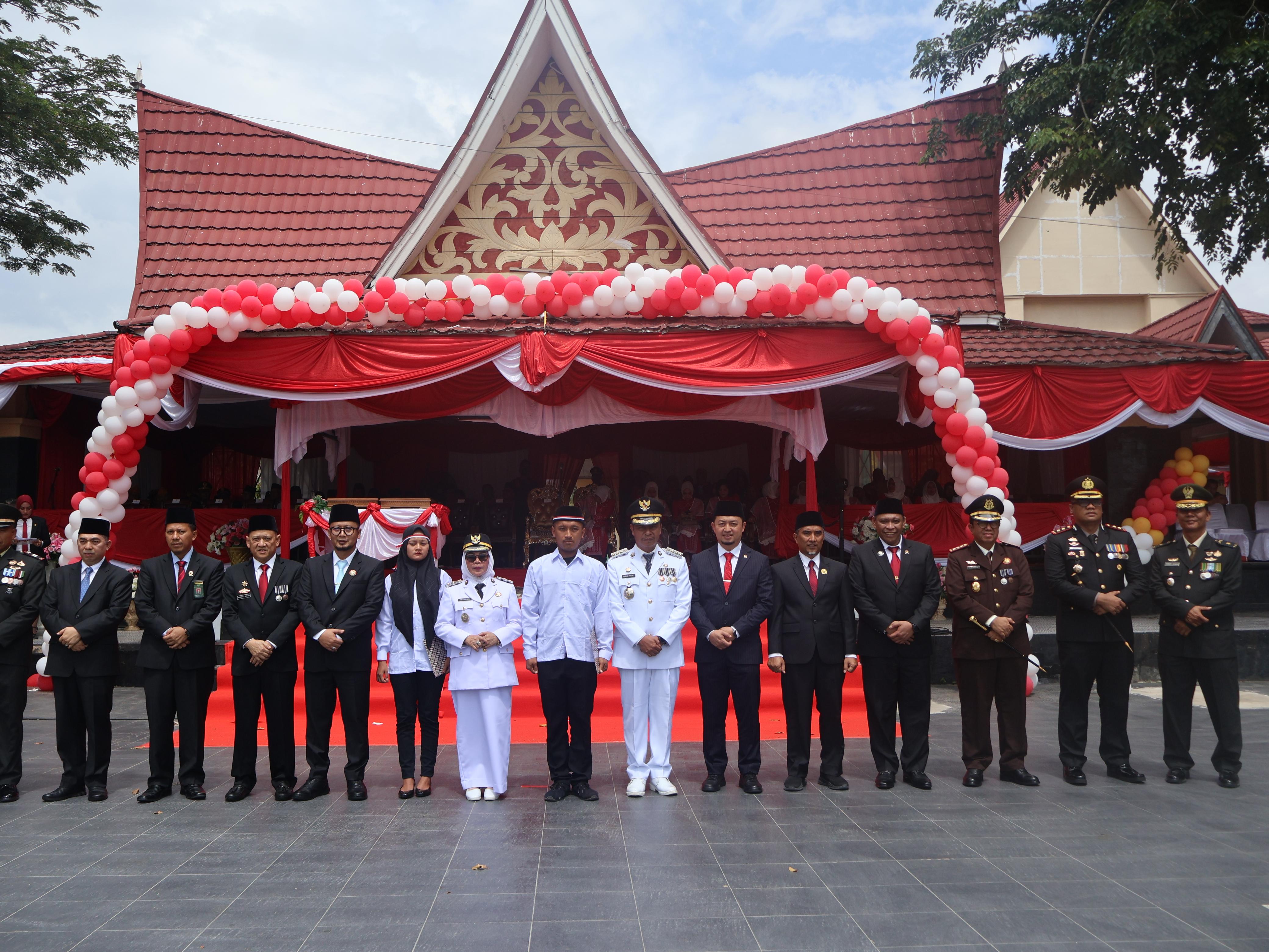 Wakilkan Dandim, Kepala Staf Kodim 0313/Kpr Hadiri Upacara Detik-Detik Kemerdekaan RI ke-80