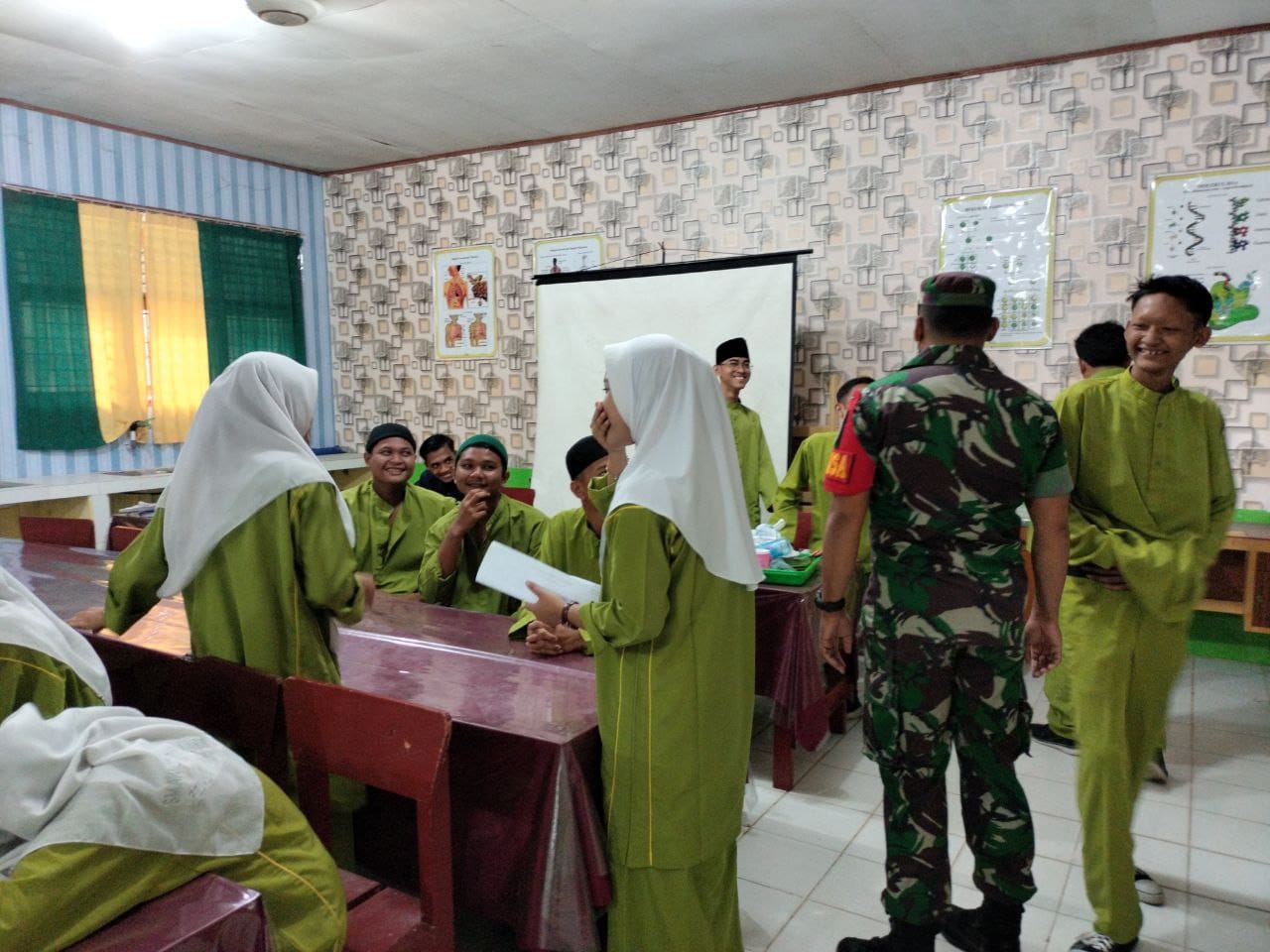 Cegah Bullying, Babinsa Koramil 07/Kampar Sosialisasi Kepada Siswa SMA Negeri 1 Tambusai