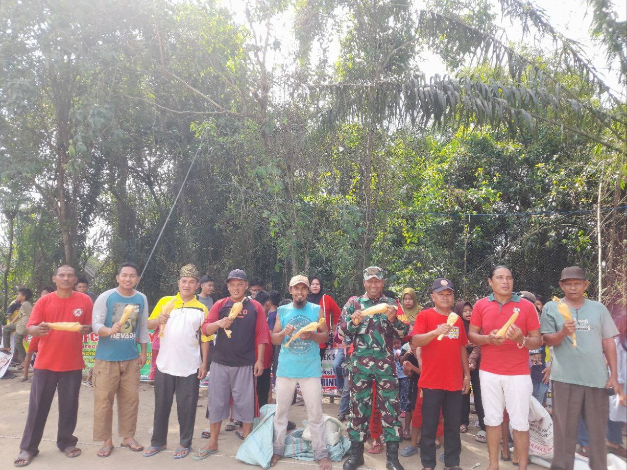 Hari Kemerdekaan HUT RI Ke 80, Babinsa Sertu Ilham Khairi Ikut Balap Karung Dengan Warga