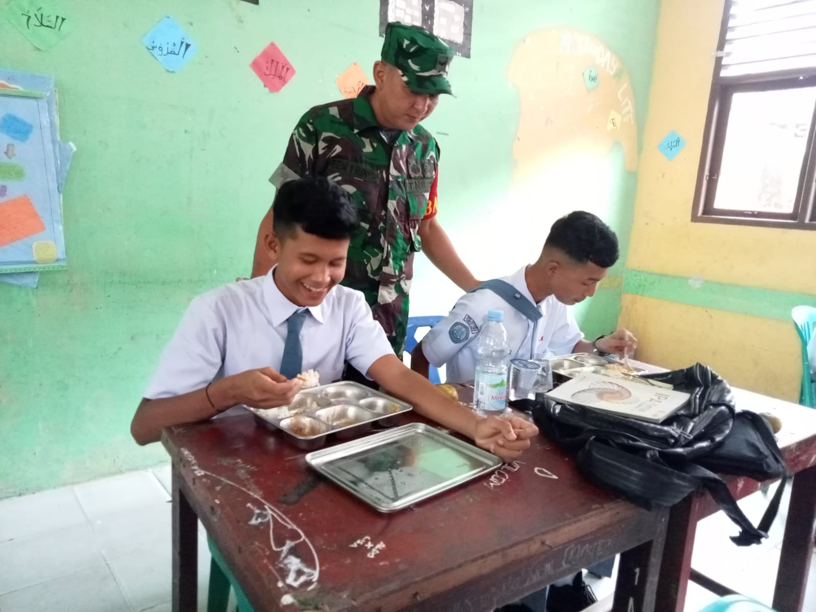 Sukseskan Program Pemerintah, Babinsa Koramil 07/Kampar Dampingilo Penyaluran Makan Bergizi Gratis 