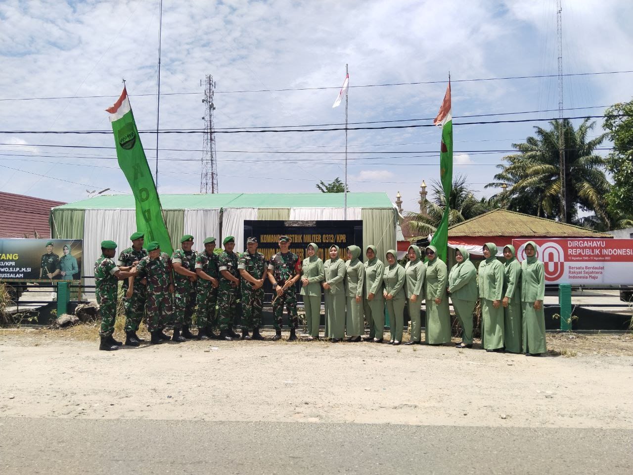 Dandim 0313/KPR Lakukan Peletakan Batu Pertama serta Santuni Anak Yatim dan Kaum Dhuafa 