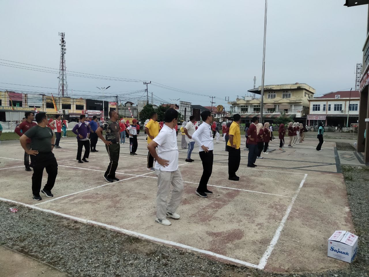 Anggota Babinsa Koramil 08/ TDN  Bersama Upika Kecamatan Ujung Batu Dan Masyarakat Olahraga Bersama