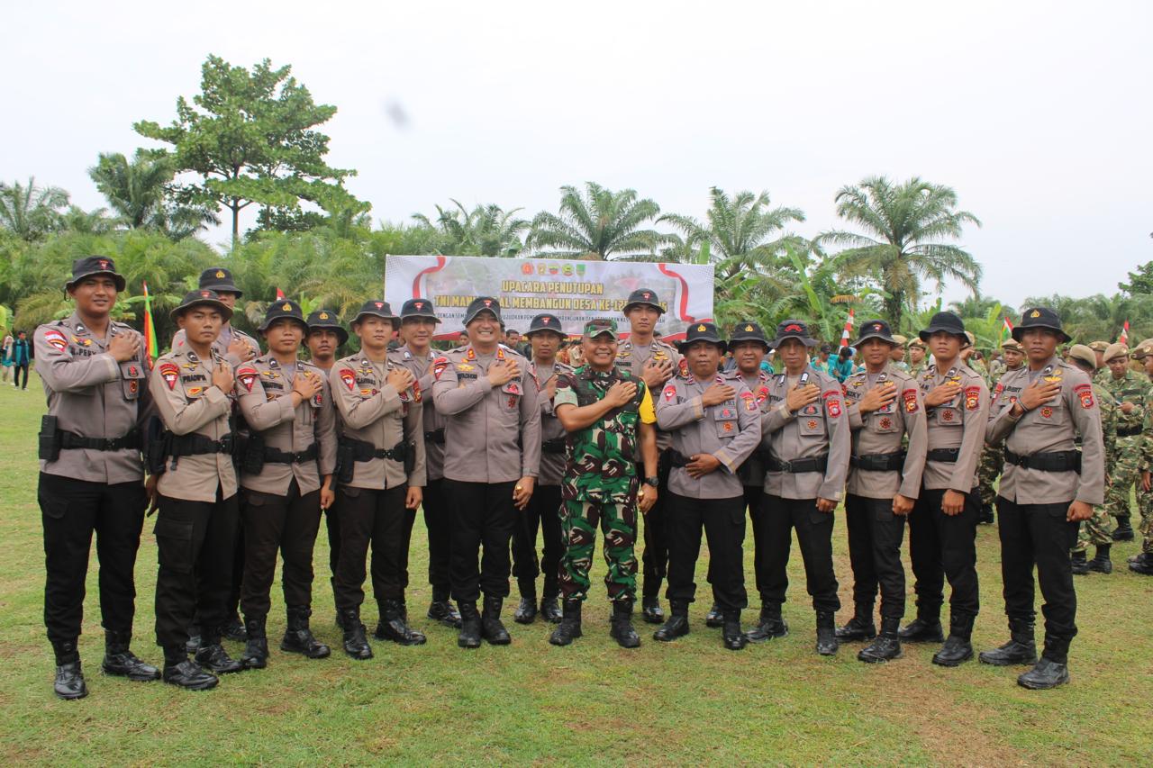 Danyon B Pelopor menghadiri Upacara penutupan TMMD ke - 125
