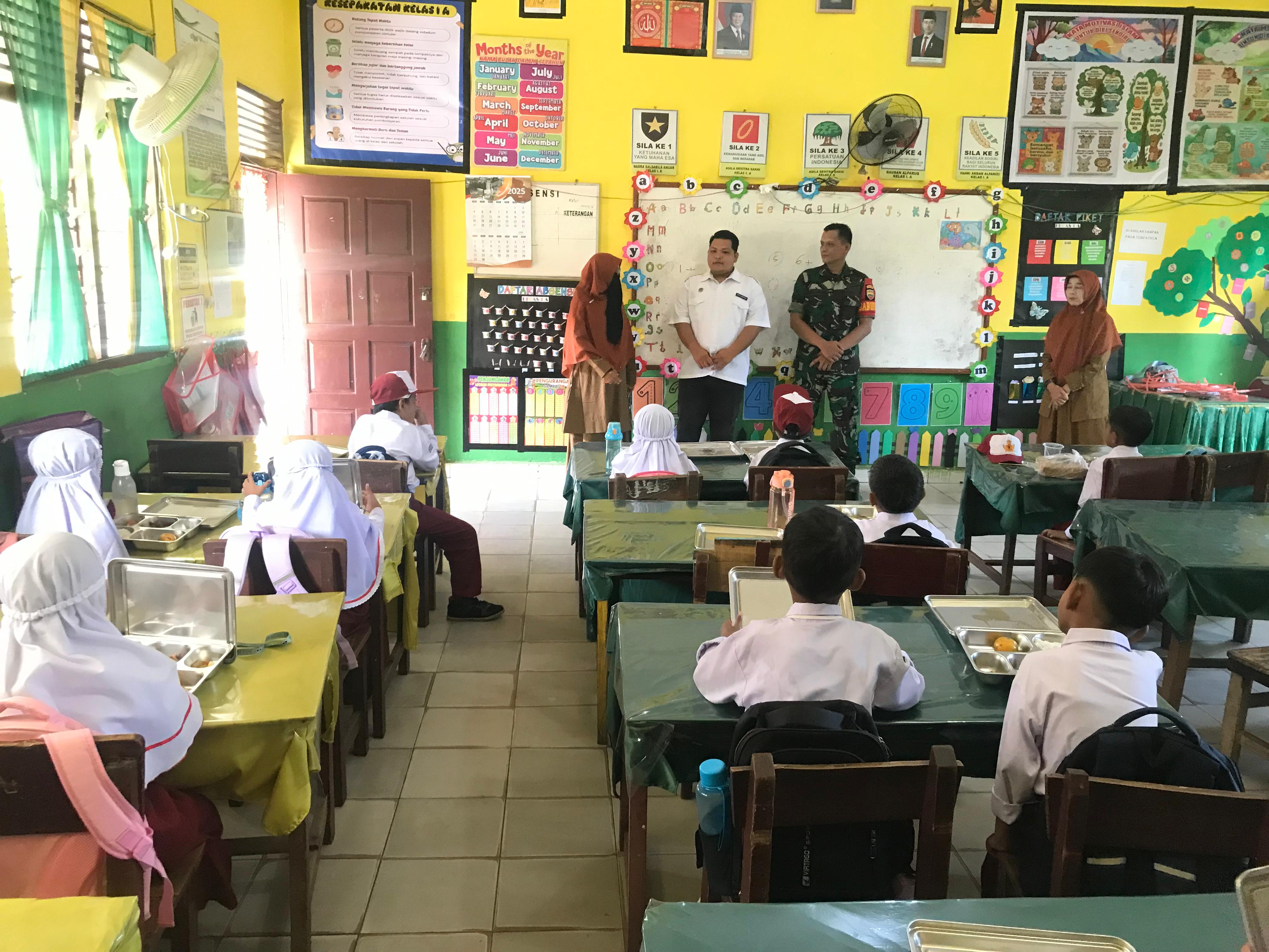 Babinsa Koramil 01/Bkn Dampingi Pendistribusian Perdana Makan Bergizi Gratis Ke Sekolah