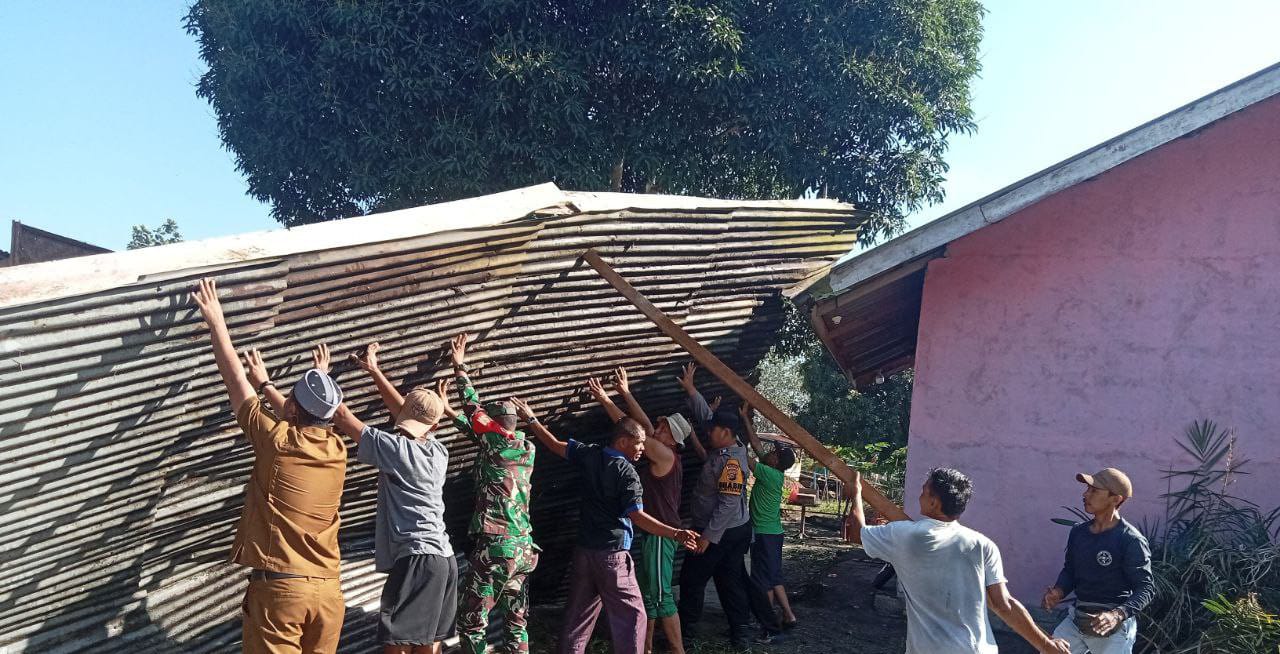 Angin Puting Beliung Terbangkan Atap Rumah Warga di Kabupaten Rokan Hulu