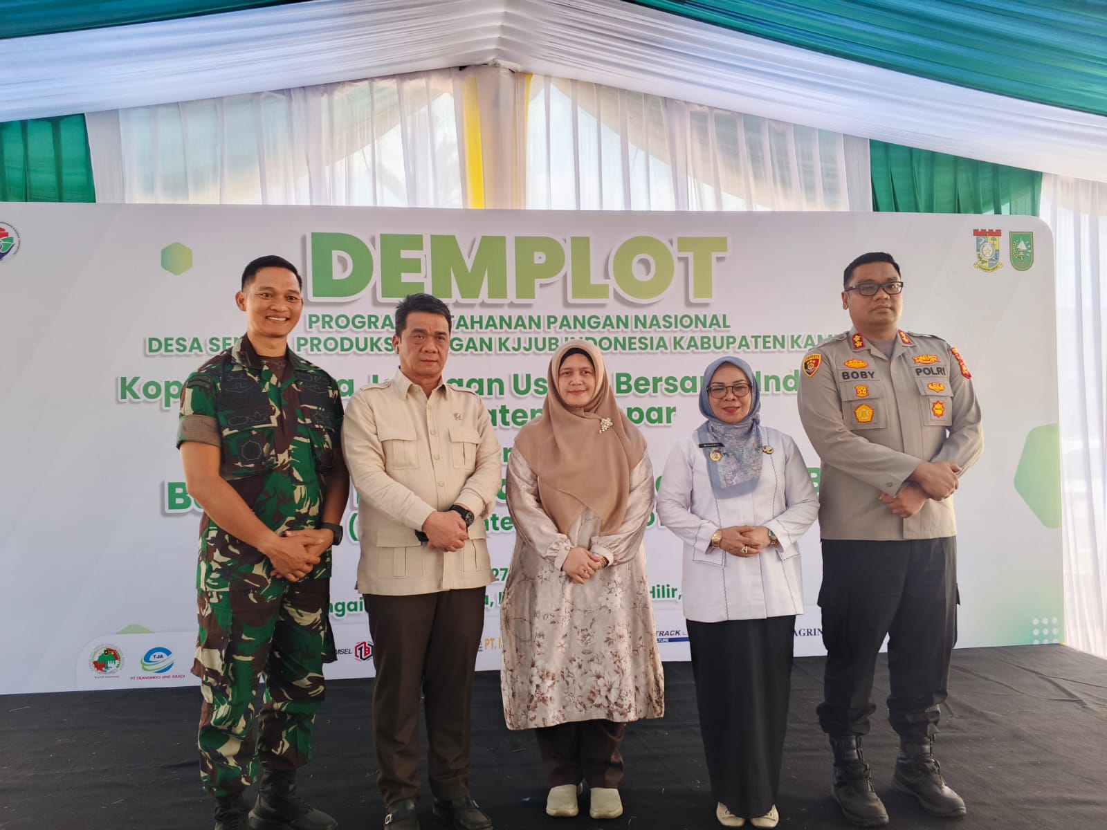 Dandim 0313/Kpr Dampingi Wamendes PDT dan Resmikan Desa Sentra Produksi Pangan di Kampar