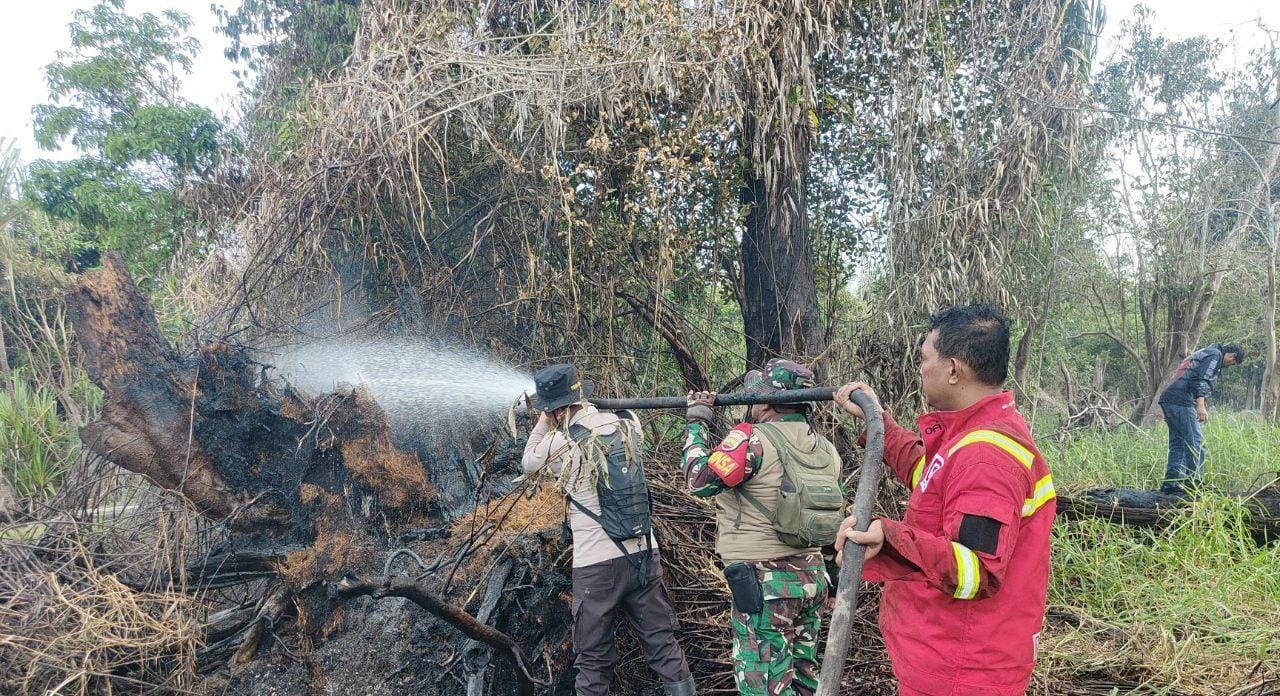 Babinsa Koramil 04/ Pkl Kuras Laksanakan Pendinginan di Titik Api Desa Kesuma