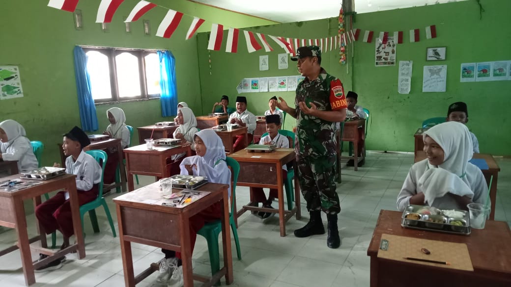 Babinsa Koramil 07/ Kampar Serda Eem Frince Mendampingi Kegiatan Makan Bergizi Untuk Anak Sekolah 