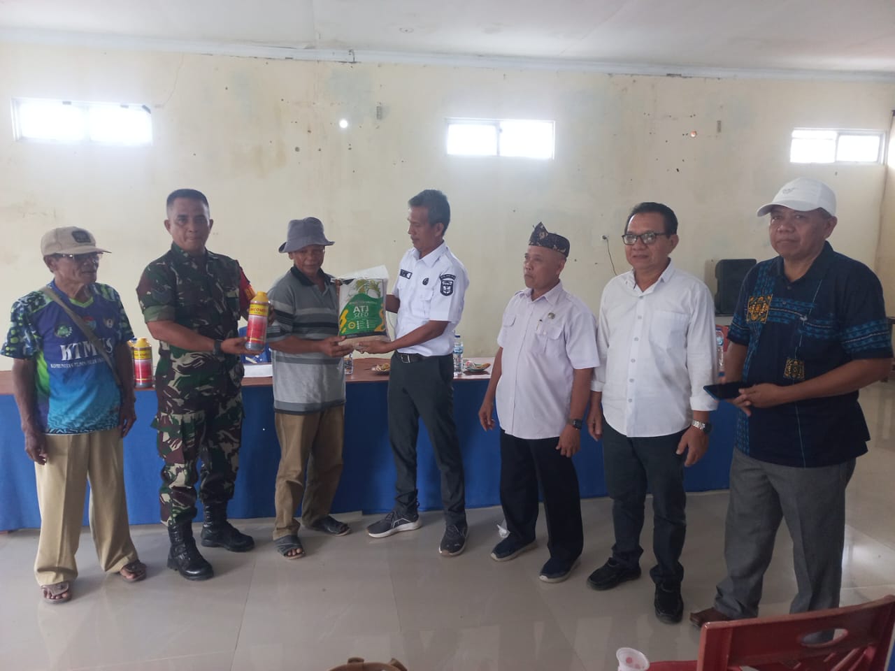 Babinsa Serma Fauzi Warman Hadiri Sosialisasi dan Penyerahan Bibit Padi Gogo dari Dinas Pertanian