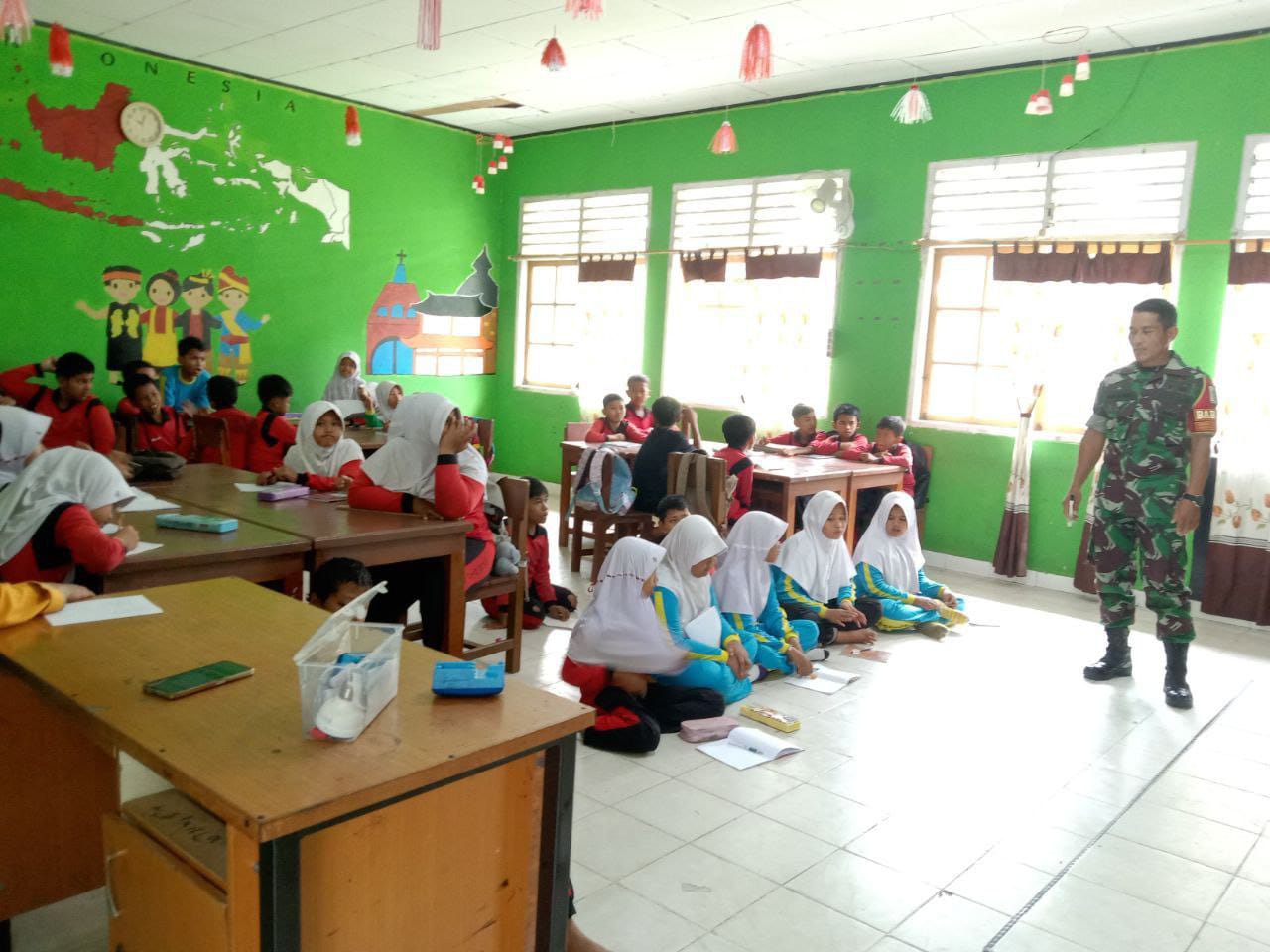 Tarik Minat Pelajar, Babinsa Koramil 16/ Tapung Ajarkan Metode Gasing Kepada Siswa/i SD N 010 Tapung