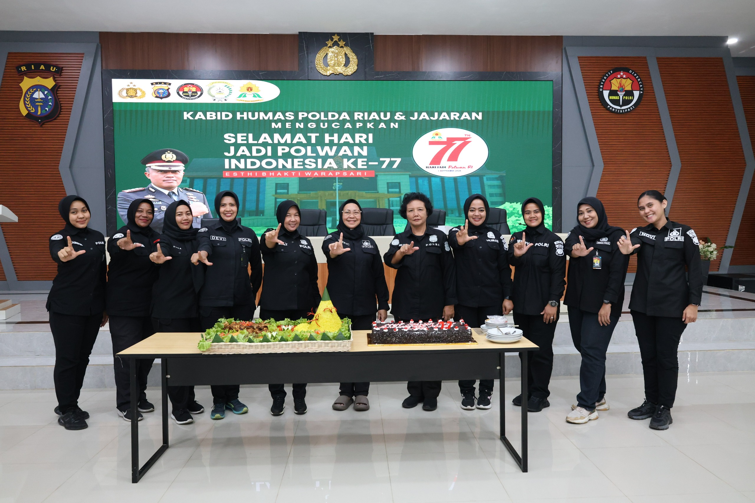 Bidhumas Polda Riau Rayakan Hari Jadi Polwan Ke 77 dengan Potong Tumpeng 